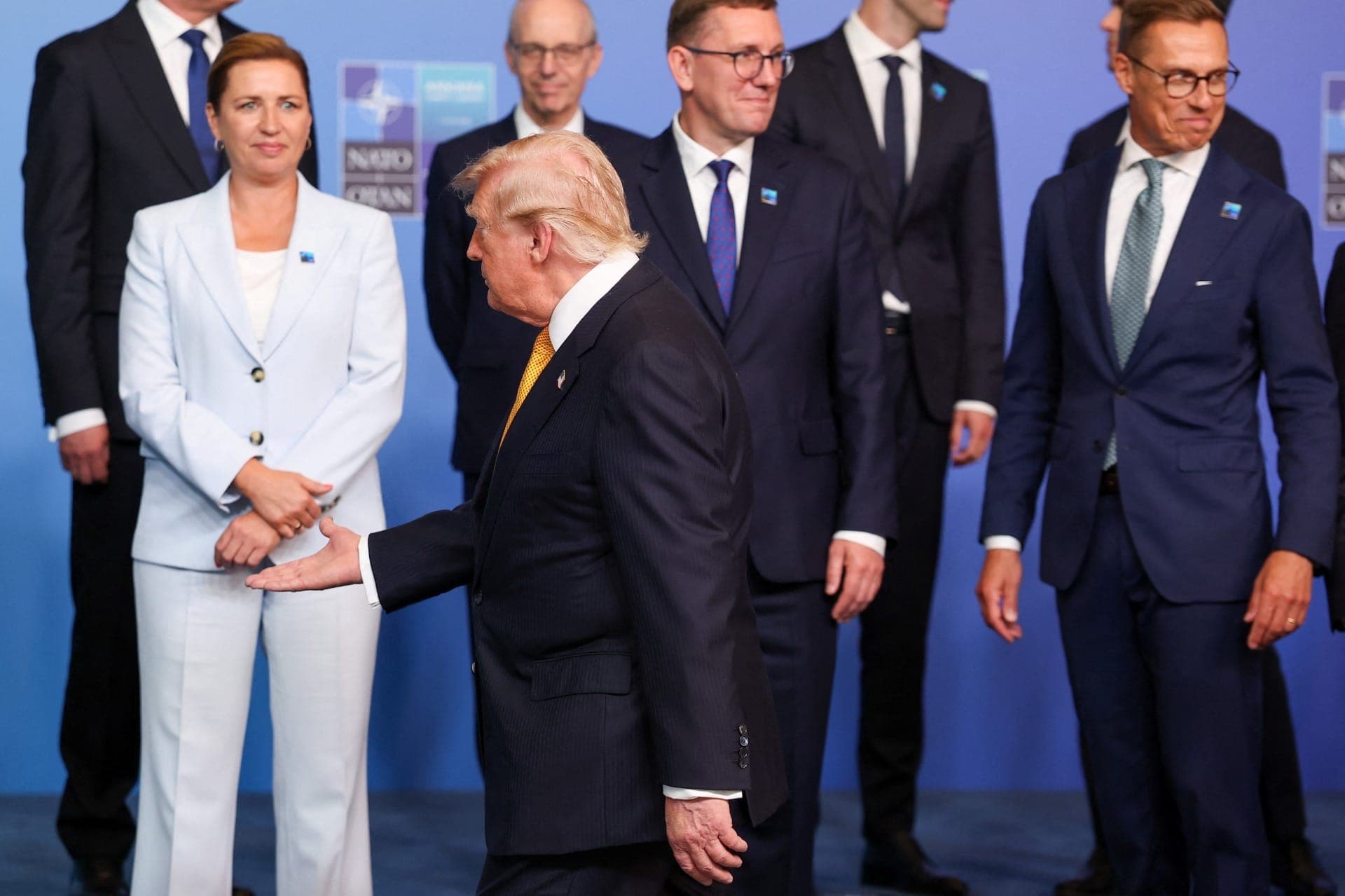Mette Frederiksen ao fundo do presidente Trump durante a cúpula da Otan