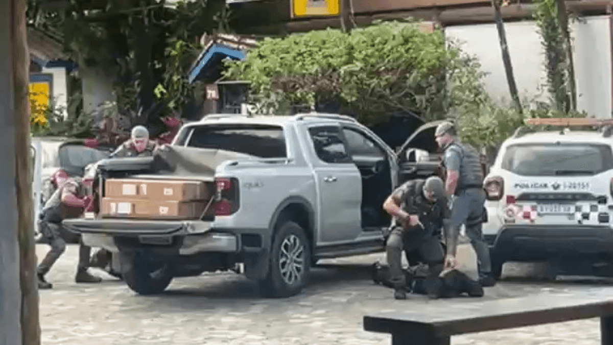 PM prende dupla e recupera caminhonete de luxo em São Sebastião