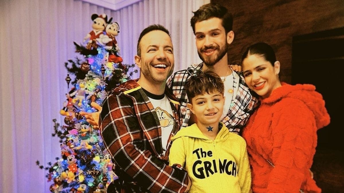Danilo Tuffi e Naira Ávila posam com João Guilherme e Pietro no Natal