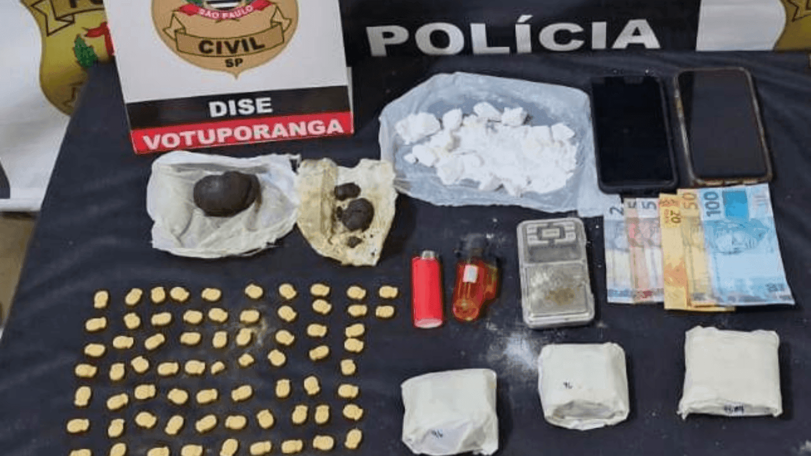 Foram apreendidas porções de drogas e comprimidos de ecstasy