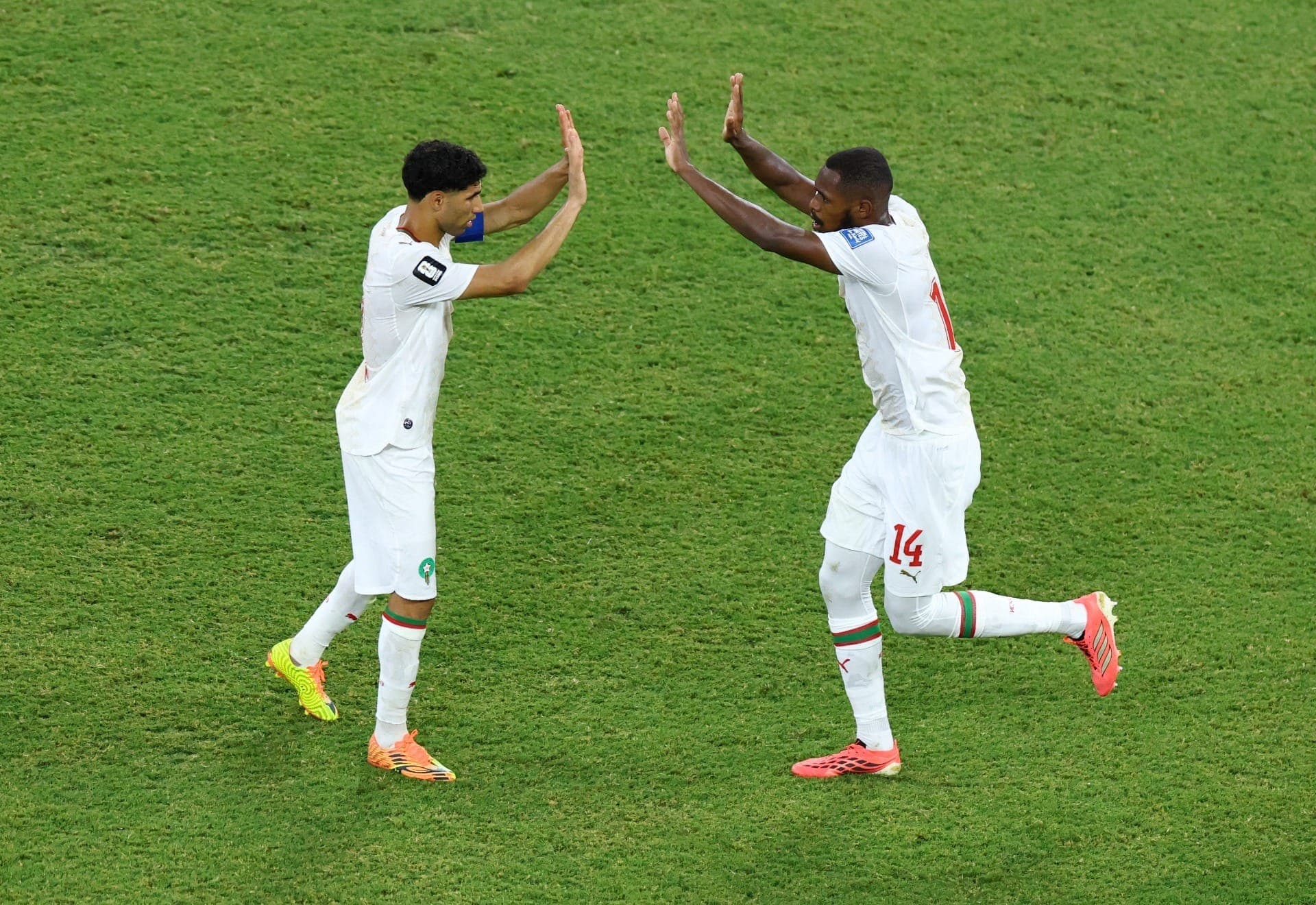 Hakimi, do PSG, cumprimenta Diop, nascido na França