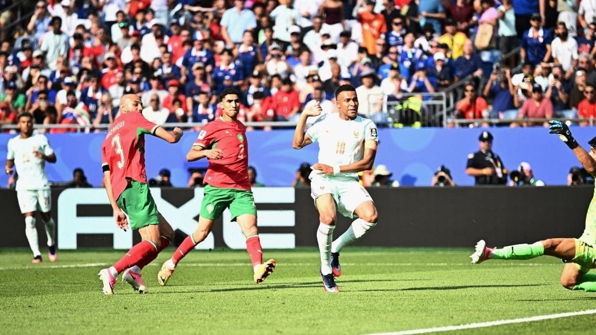 Hakimi e Mbappé durante a partida entre França e Marrocos