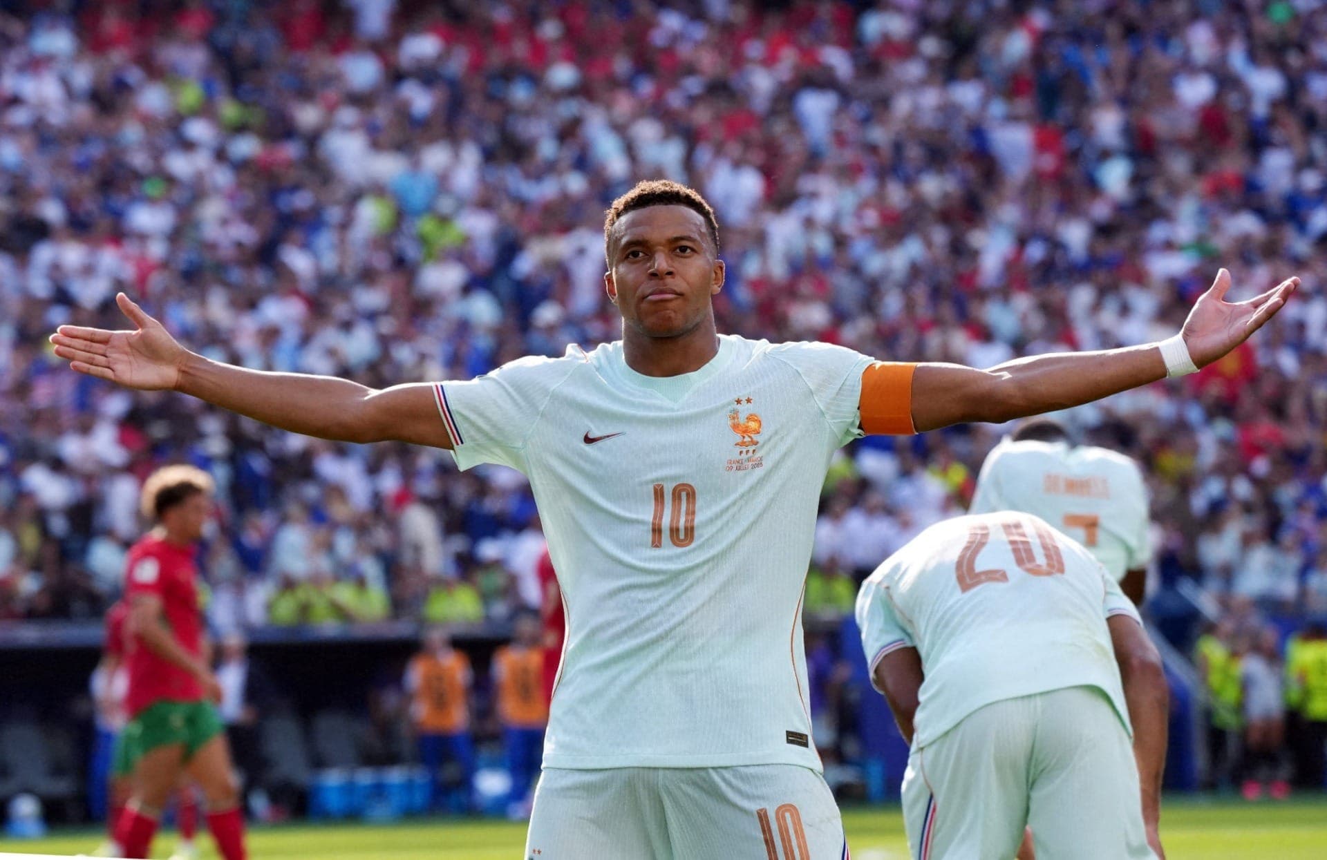 Mbappé comemora gol anotado pela França contra Marrocos, pela Copa do Mundo