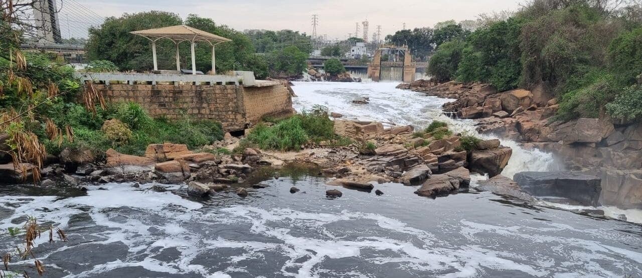 Rio Tietê, em Salto (SP) tem altos níveis de poluição