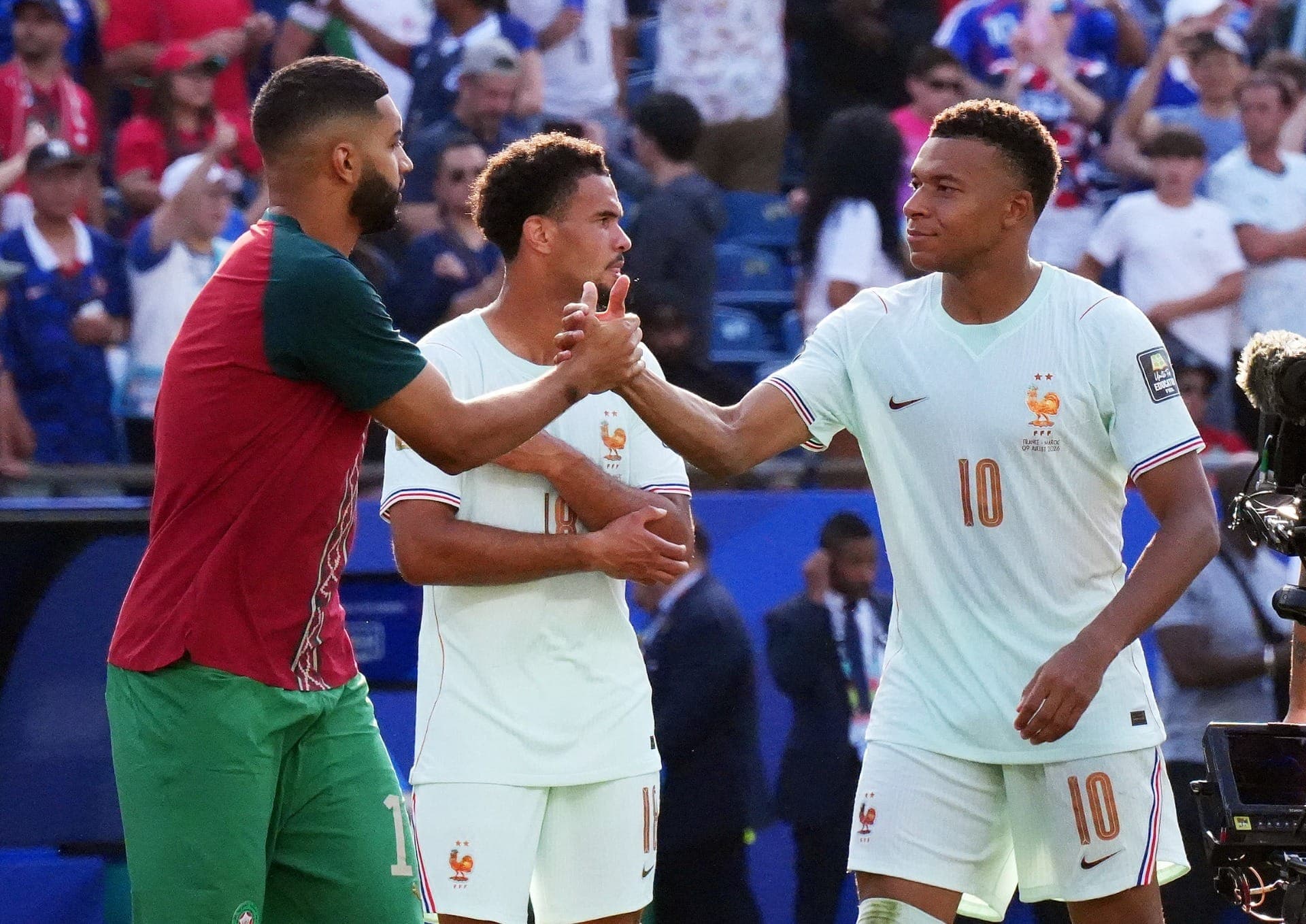 Saibari e Mbappé se cumprimentam após França e Marrocos jogarem pela Copa do Mundo