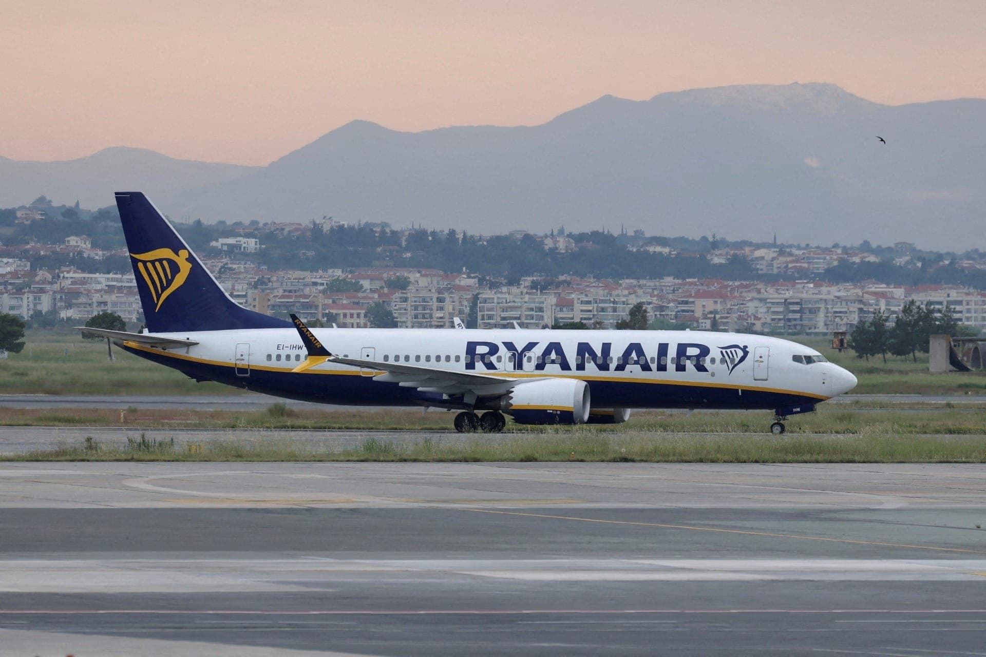 Aeronave da Ryanair retorna a aeroporto na Grécia após passageiros ser 'sugado' por janela