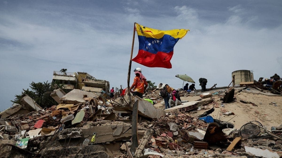 Bandeira da Venezuela em meio aos destroços em La Guaira