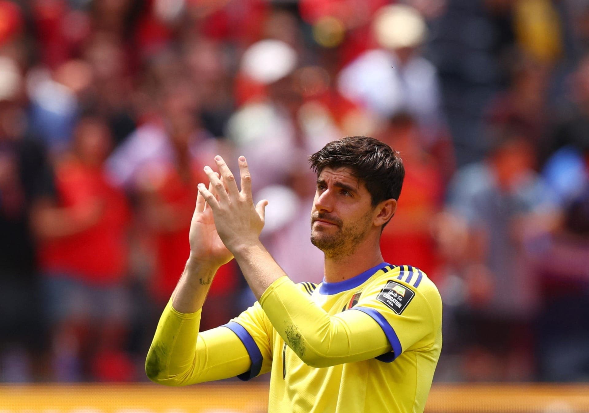 Courtois aplaude os torcedores da Bélgica após eliminação para a Espanha