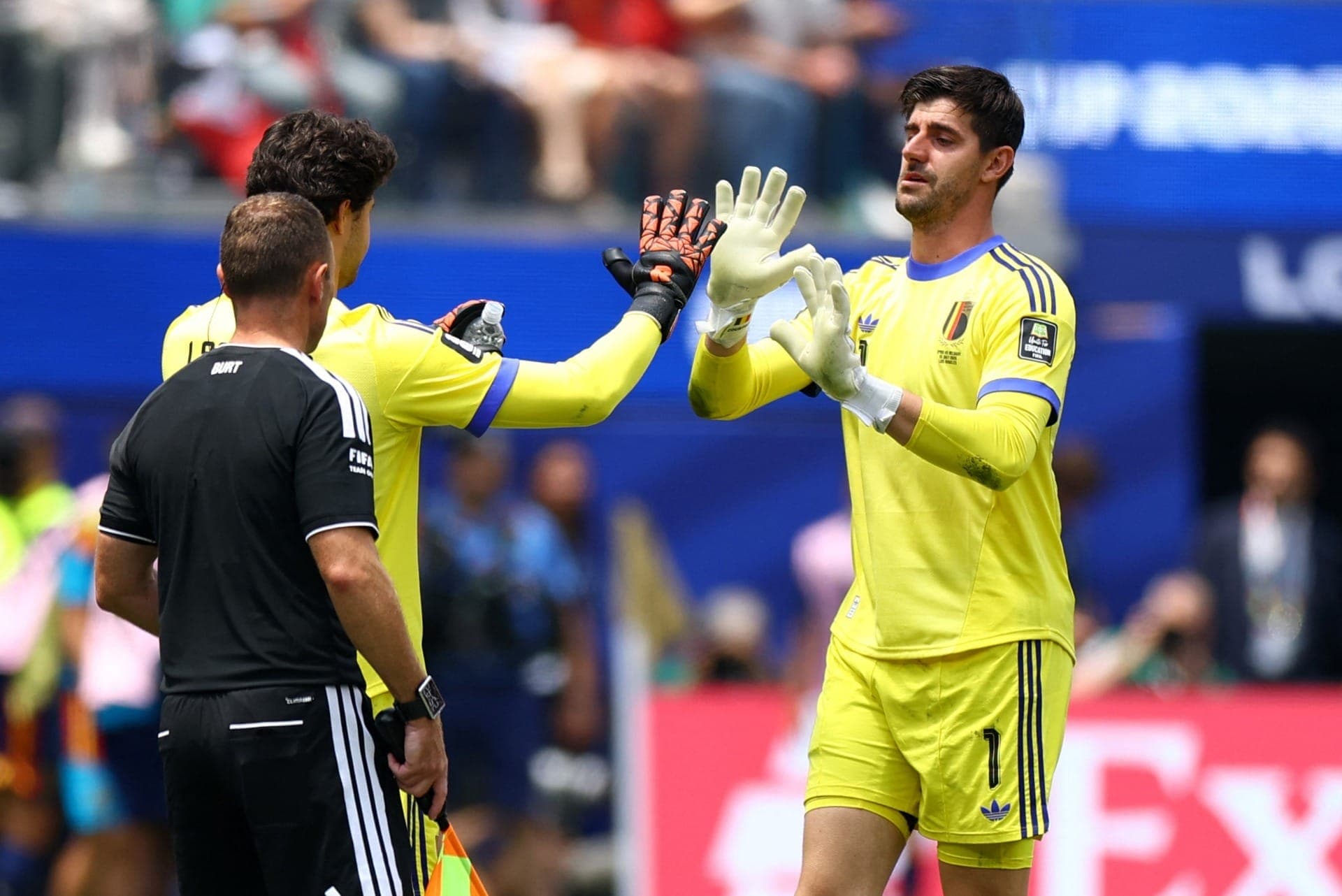 Courtois é susbstituído e sai chorando de campo contra a Espanha