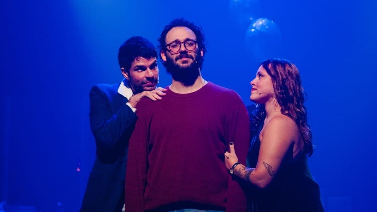 Diego Montez, Matheus Boa e Camille Dutra em cena de "Tick, tick...BOOM!"