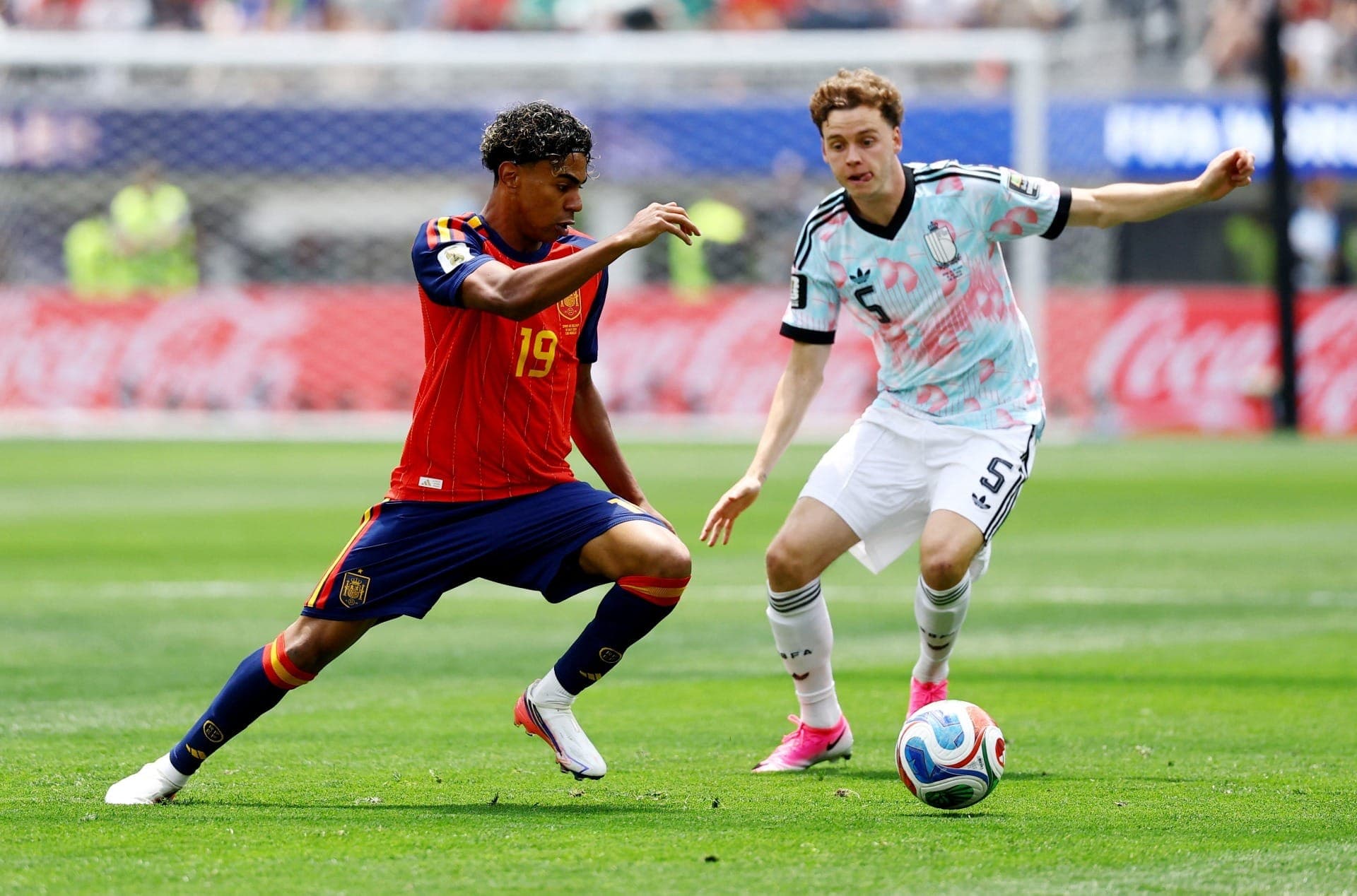 Lamine Yamal e De Cuyper em Espanha x Bélgica