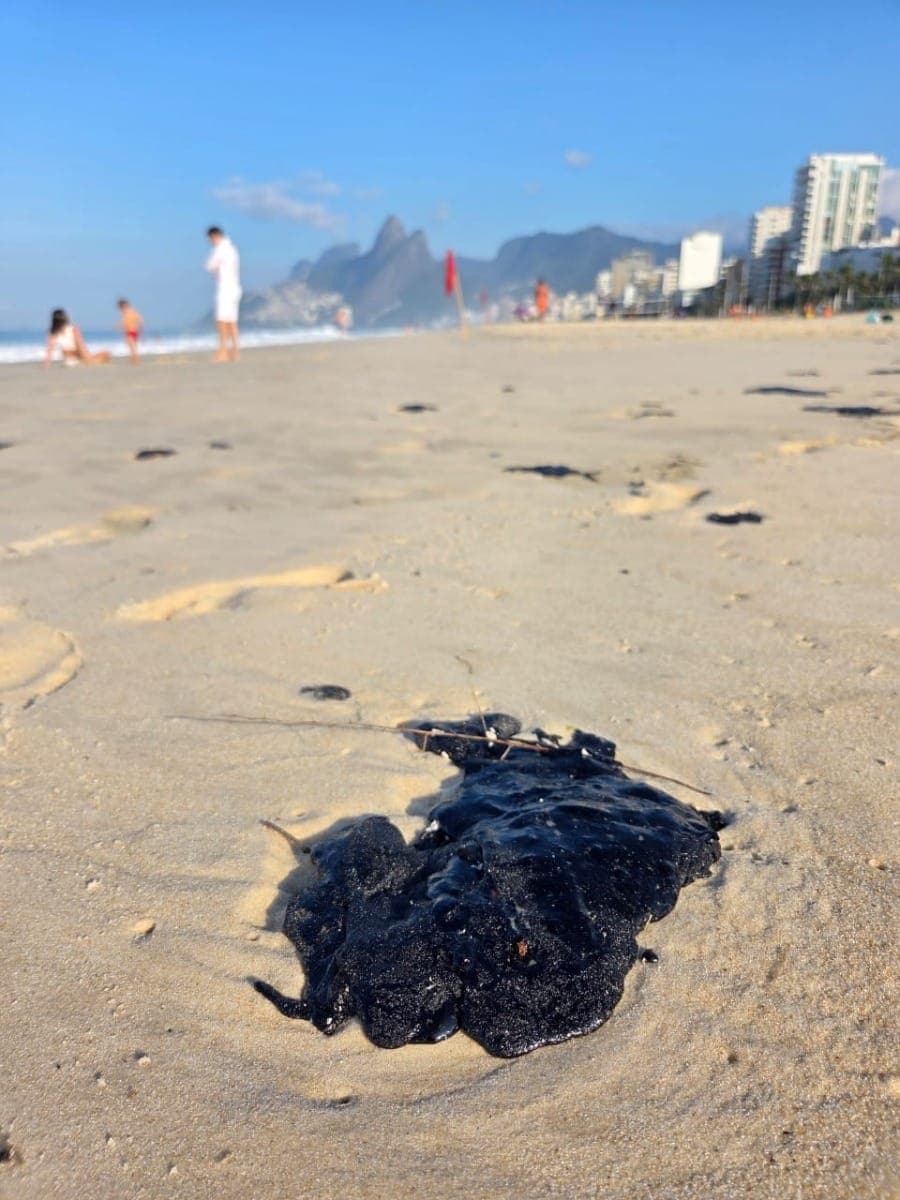 Manchas de óleo encontradas em Ipanema