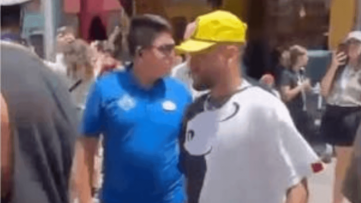 Neymar curte férias na Disney com família após eliminação da Seleção