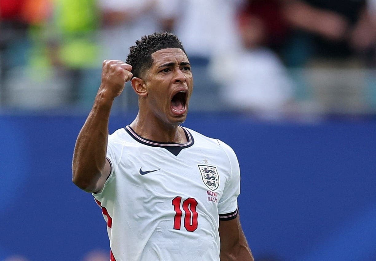 Belligham comemora contra a Noruega