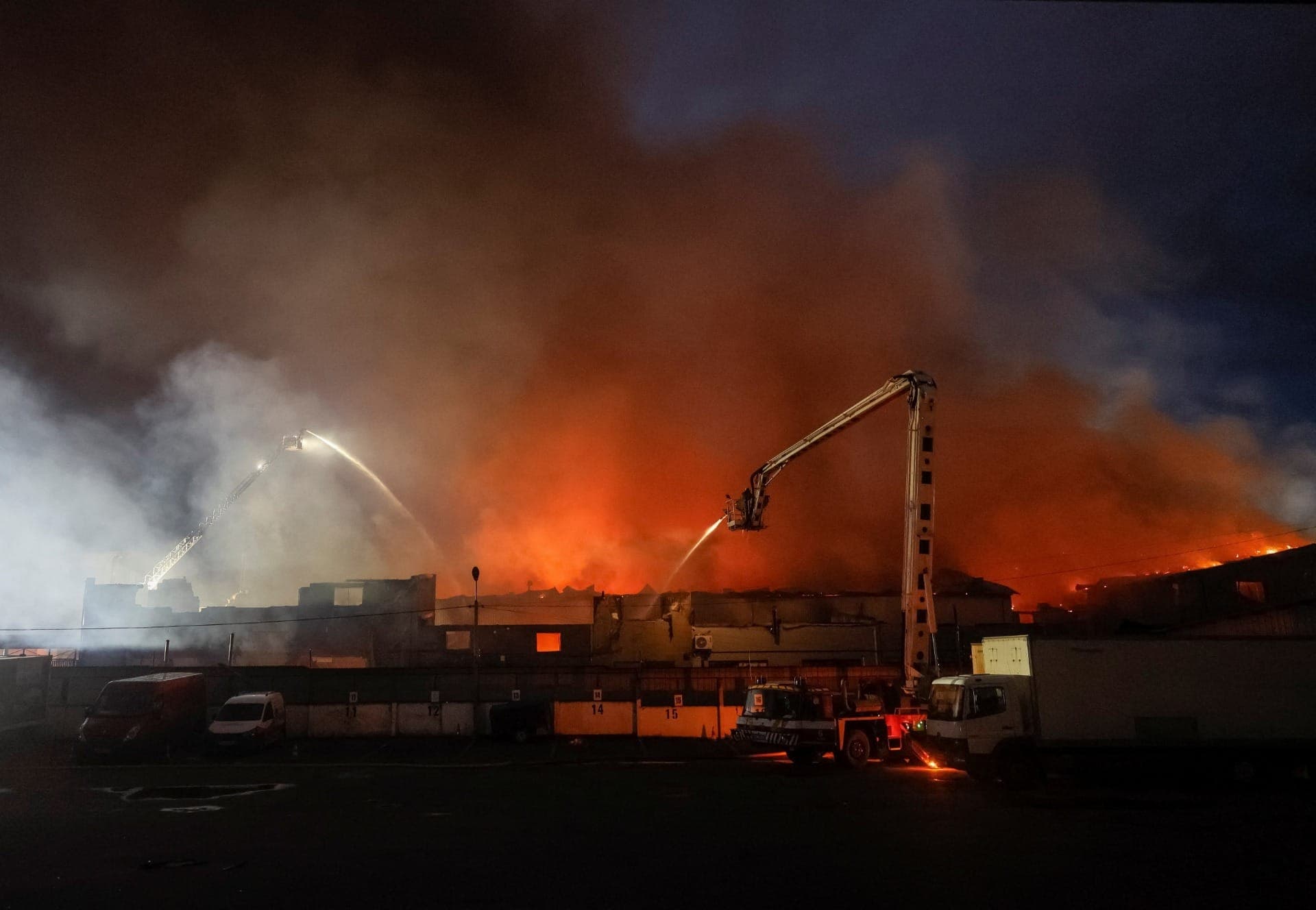 Bombeiros trabalham para conter incêndio após ataque russo em Kiev