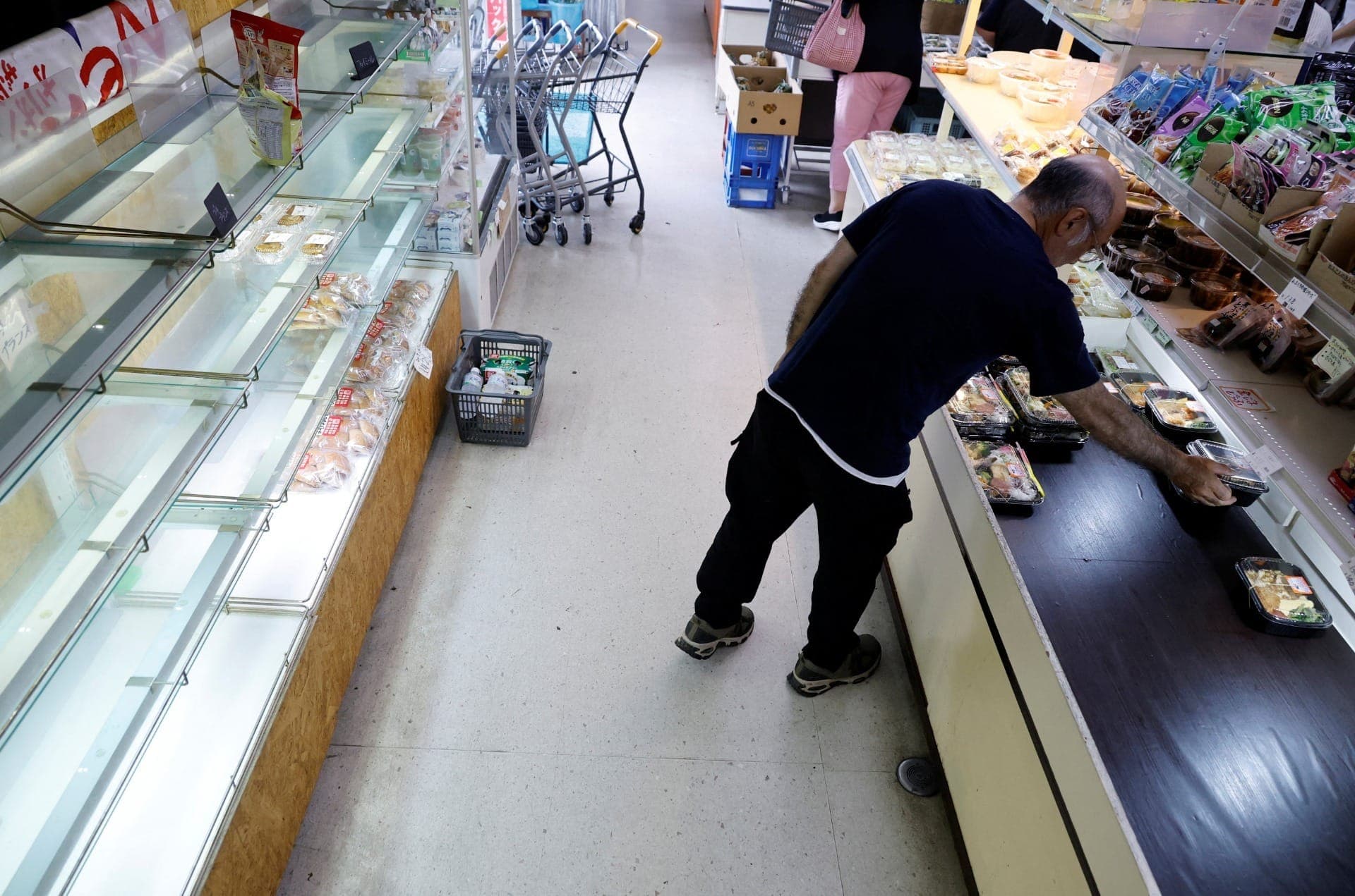 Mercados ficam com prateleiras vazias no Japão antes de passagem do tufão Bavi