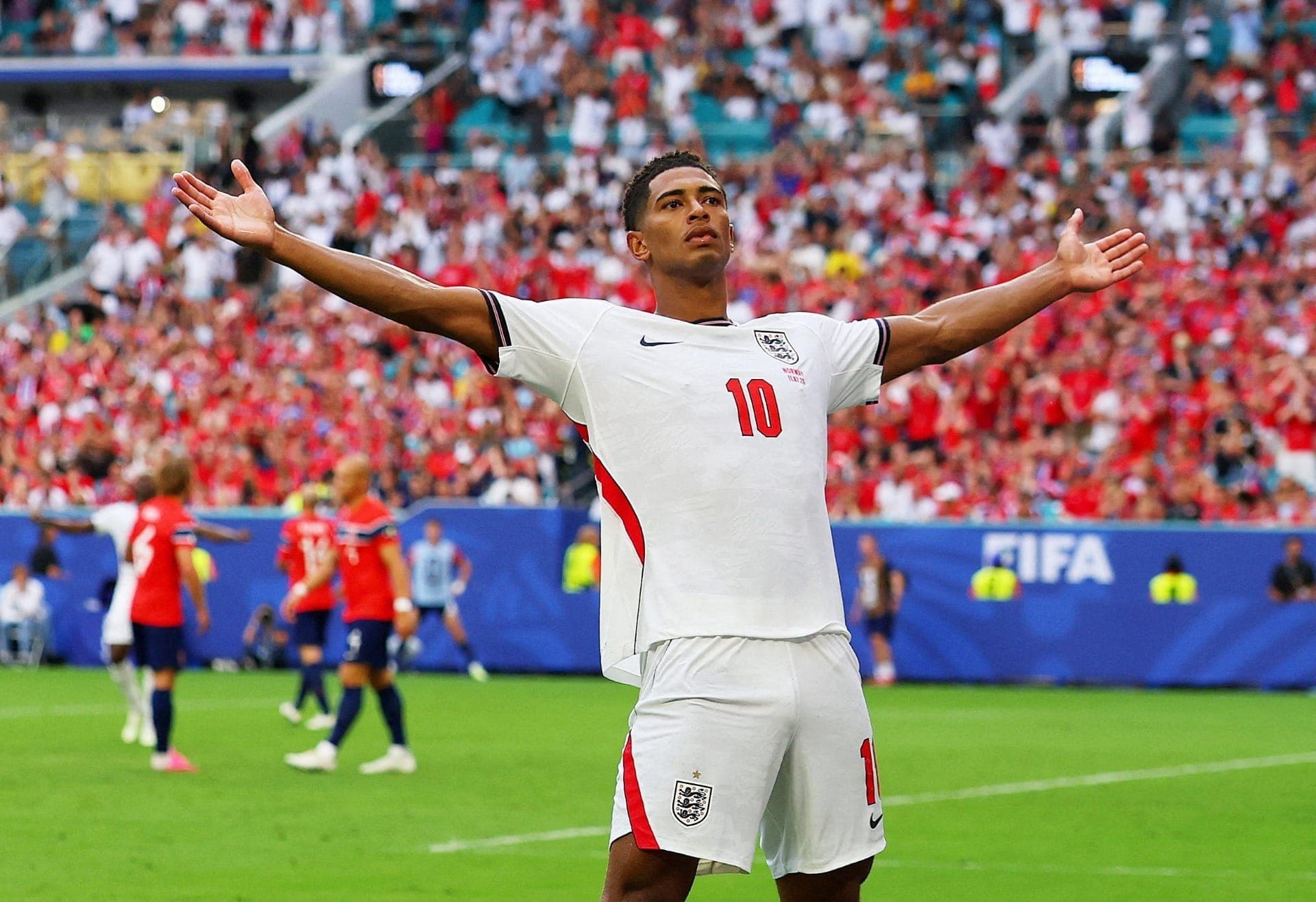 Bellingham comemorando um de seus gols contra a Noruega
