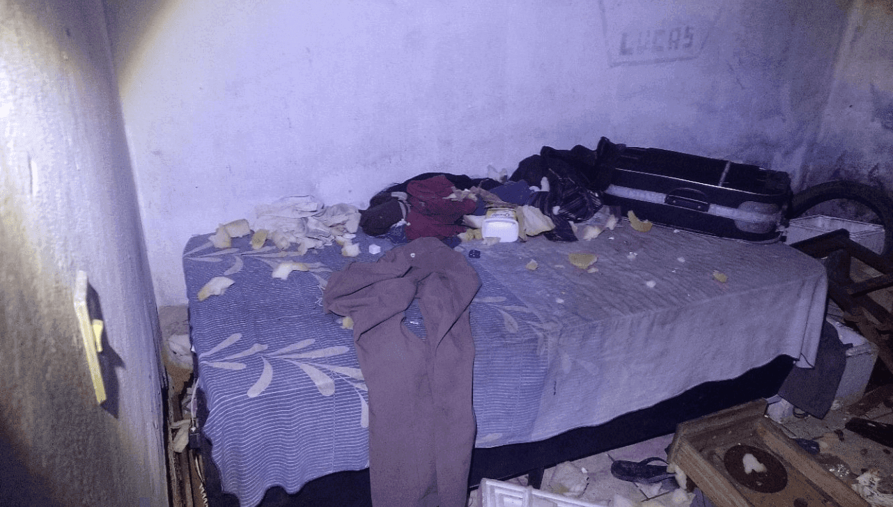 As imagens mostram que a casa estava repleta de lixo e móveis quebrados