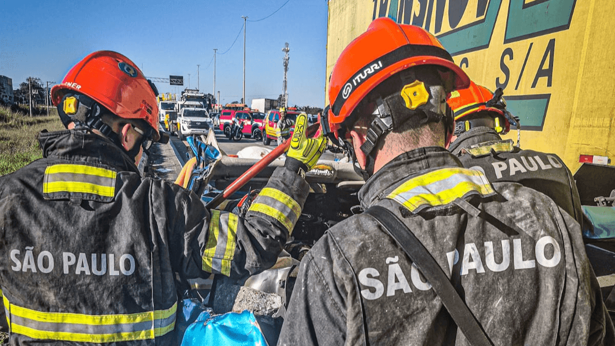 Colisão entre quatro veículos deixa quatro feridos na Dutra em Jacareí