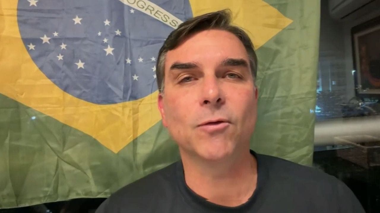 Flávio Bolsonaro durante live sobre decisão de Moraes