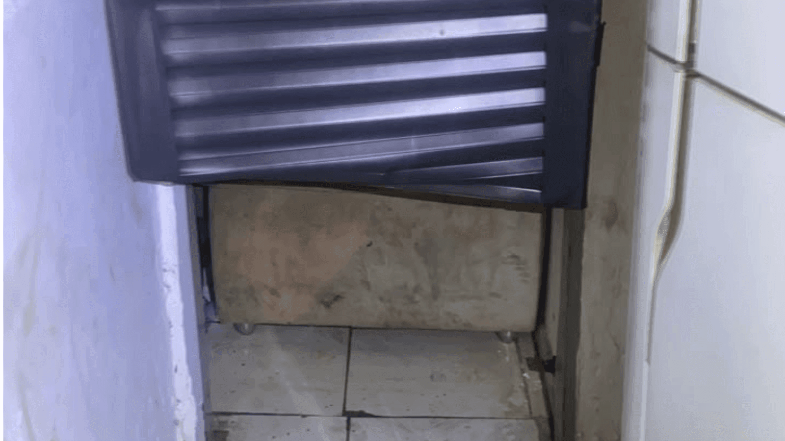 Na invasão a residência o suspeito destruiu a porta de entrada