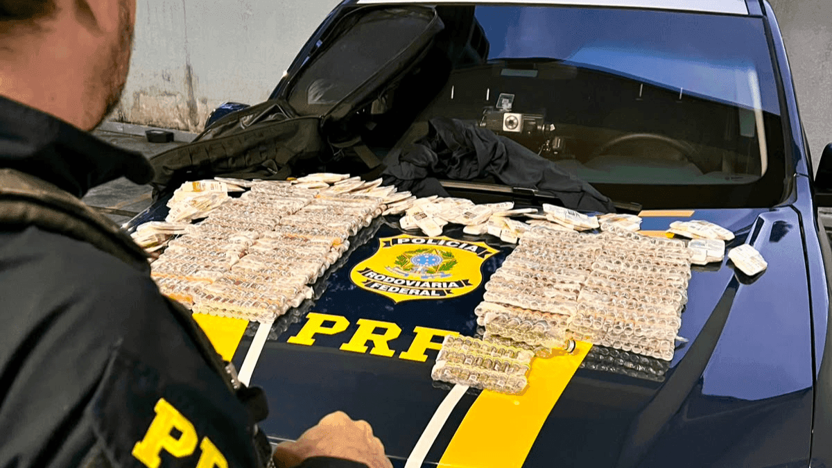 PRF prende mulher com quase 1.500 ampolas de remédios proibidos na Dutra