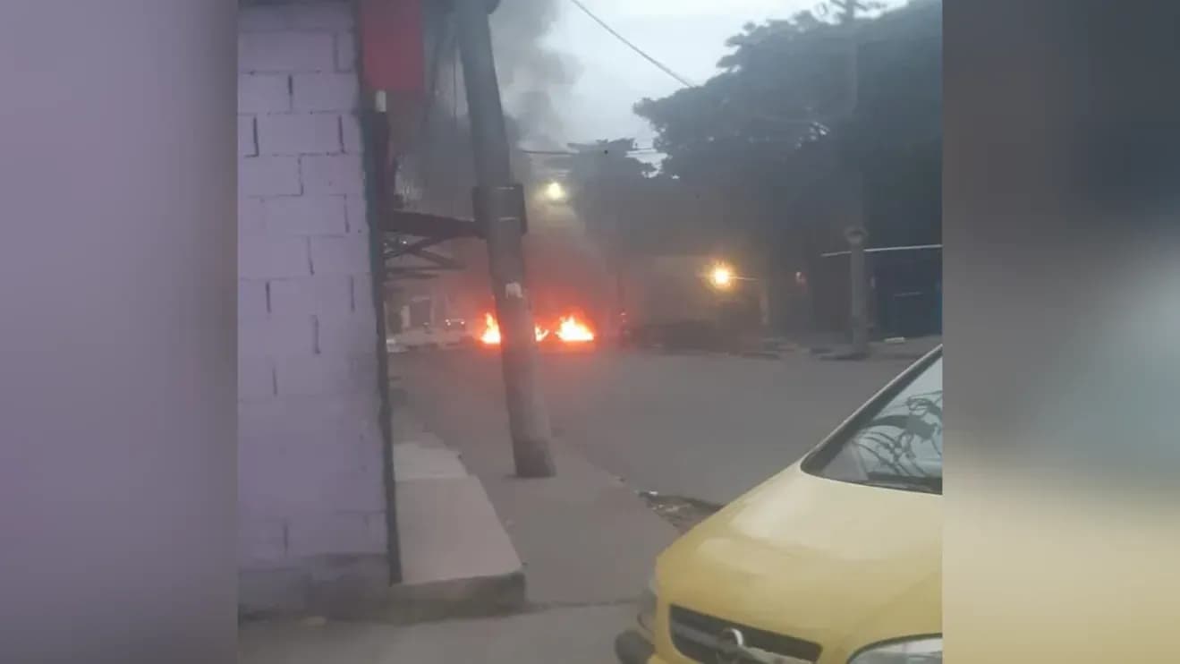 Tráfico de drogas sequestra três ônibus para fazer barricada no Rio de Janeiro