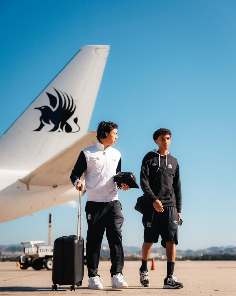 Gabriel Bontempo e Robinho Jr na chegada ao RJ