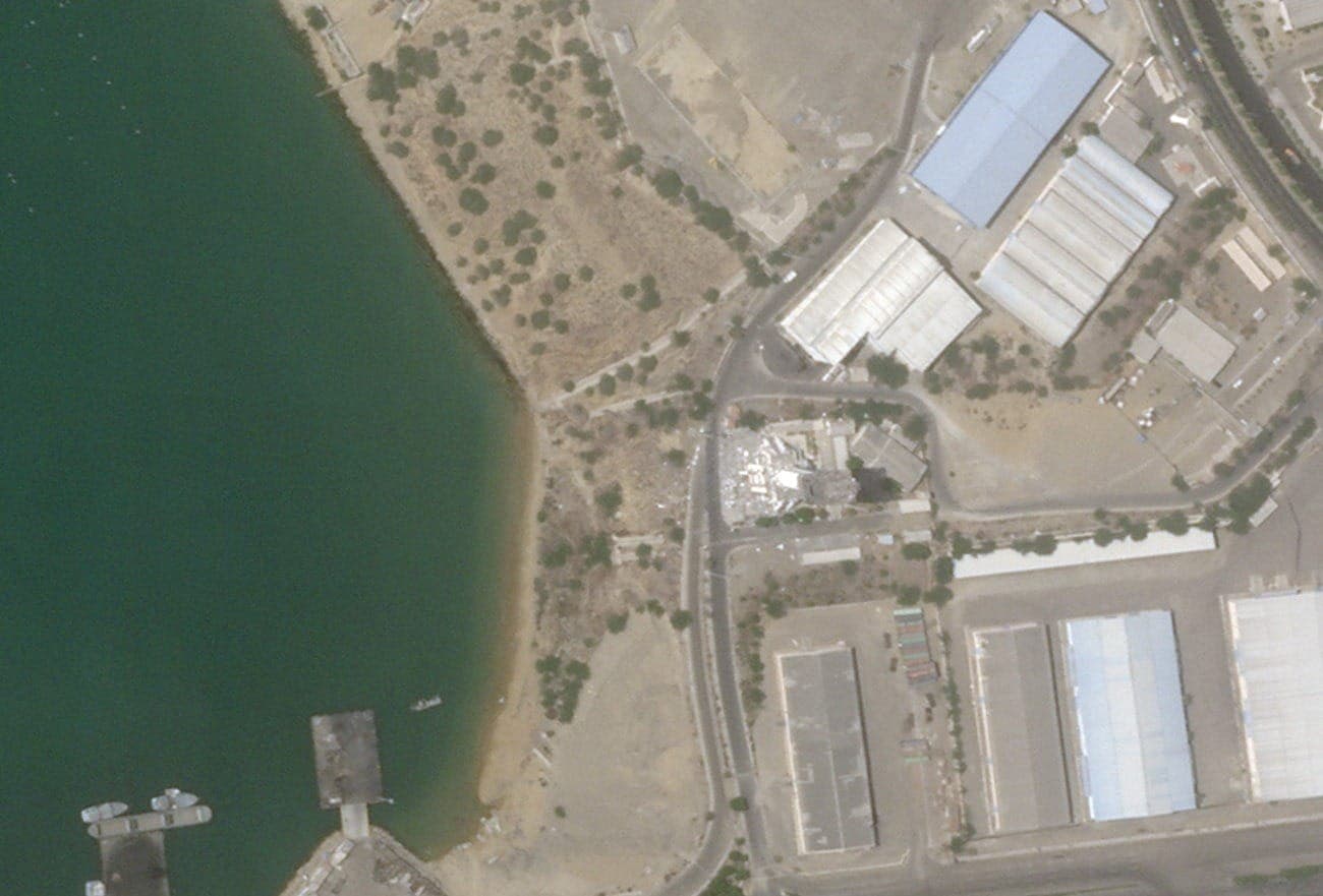 Imagem de satélite mostra os danos na torre de controle do porto de Chabahar, no Irã