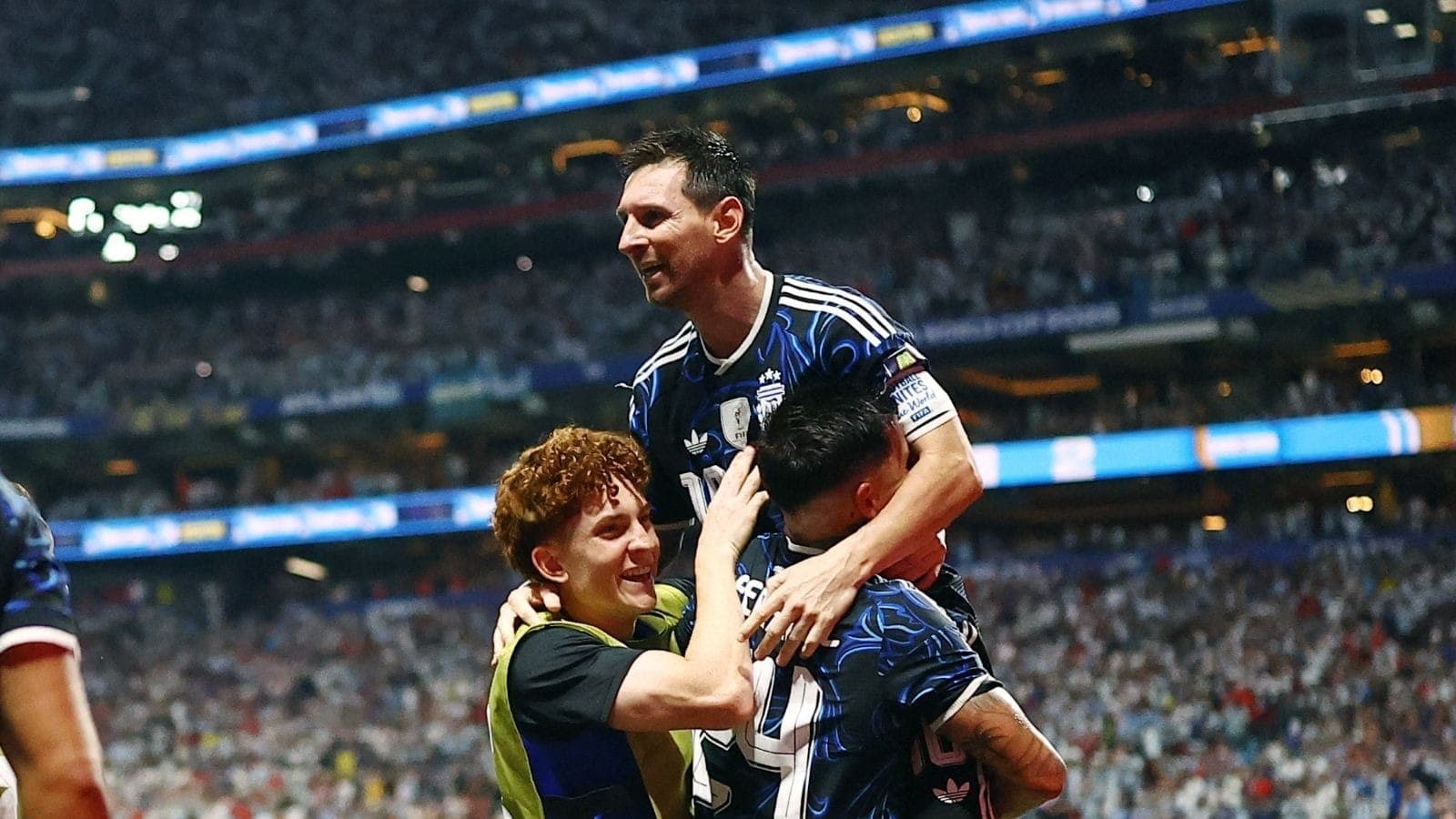 Jogadores comemoram com Messi vaga na final da Copa
