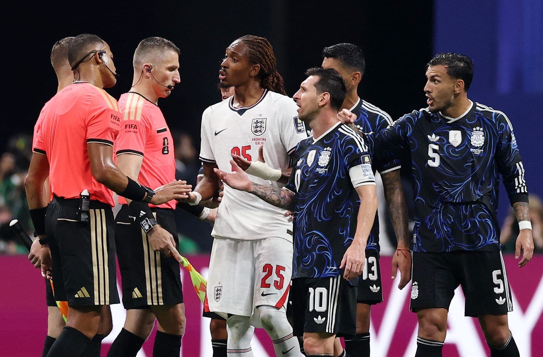 Jogadores de Inglaterra e Argentina reclamam com arbitragem
