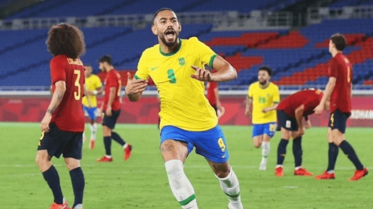 Matheus Cunha comemora gol pelo Brasil em final olímpica contra Espanha