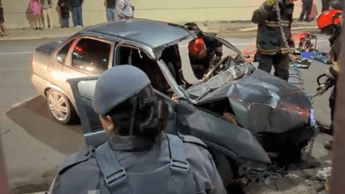 Mulher fica ferida após carro bater em poste em São José dos Campos