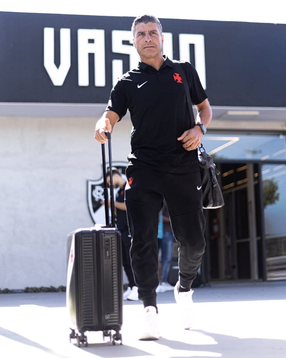 Técnico português Pedro Emanuel fará sua estreia no clube