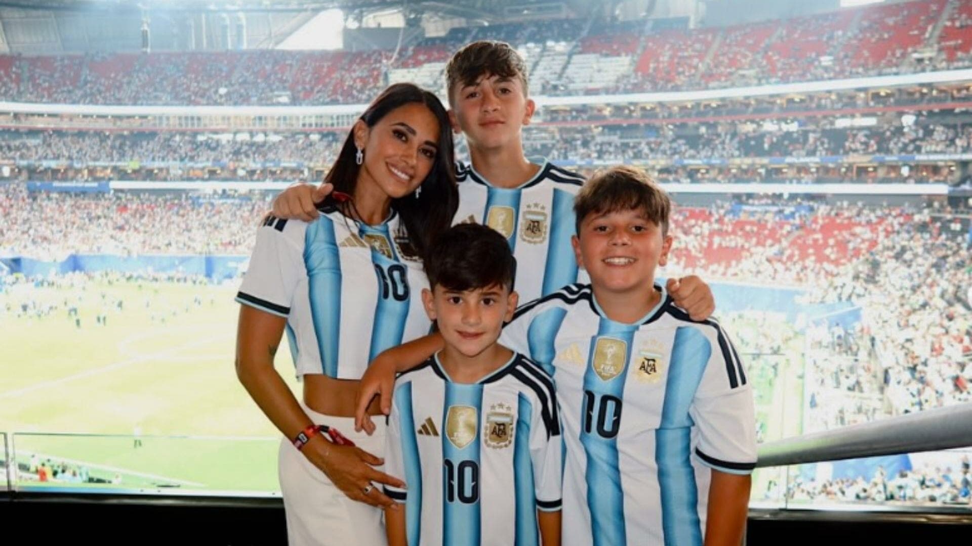 Antonela Rocuzzo e os filhos na semifinal da Copa do Mundo