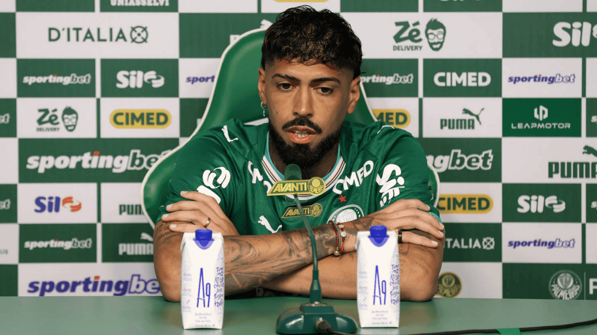 Barboza foi apresentado no Palmeiras nesta quinta-feira (16)