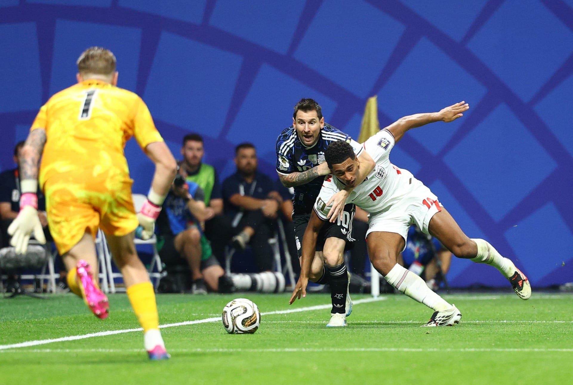 Bellingham e Lionel Messi durante semifinal da Copa do Mundo