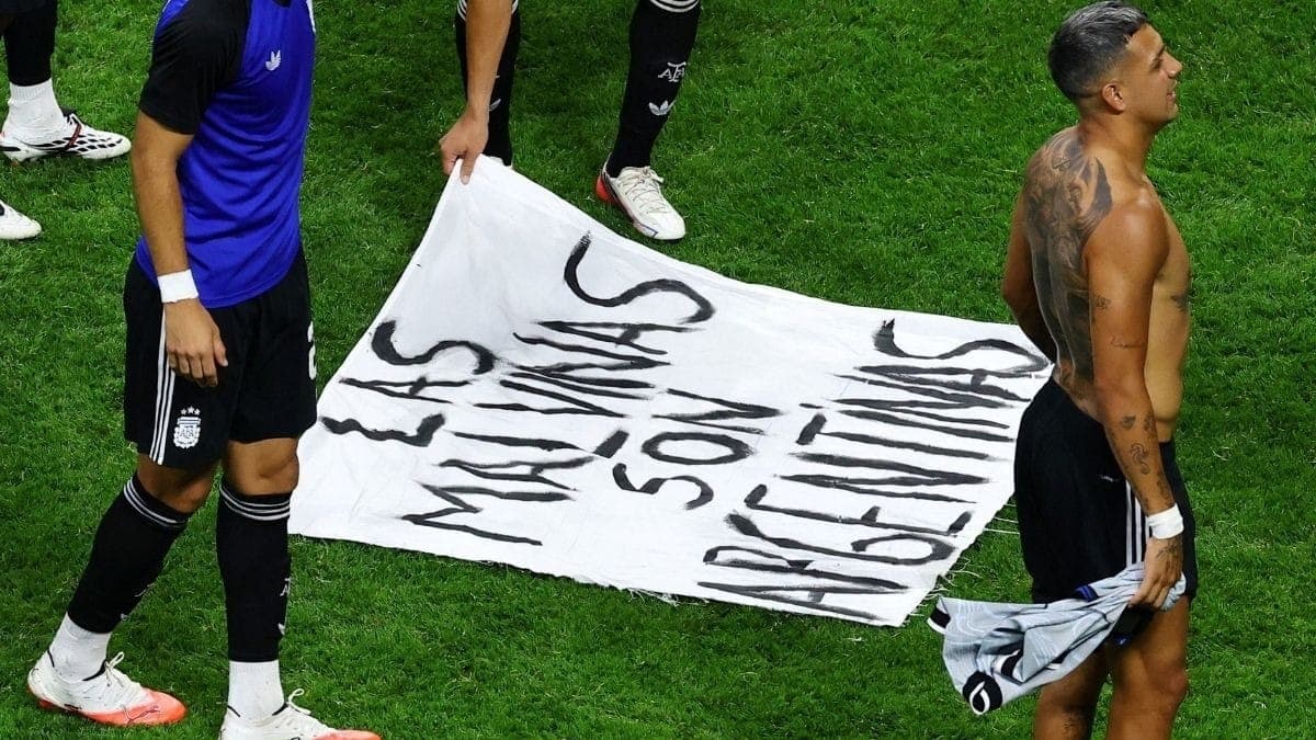 Faixa "Las Malvinas son argentinas" exibida pelos jogadores