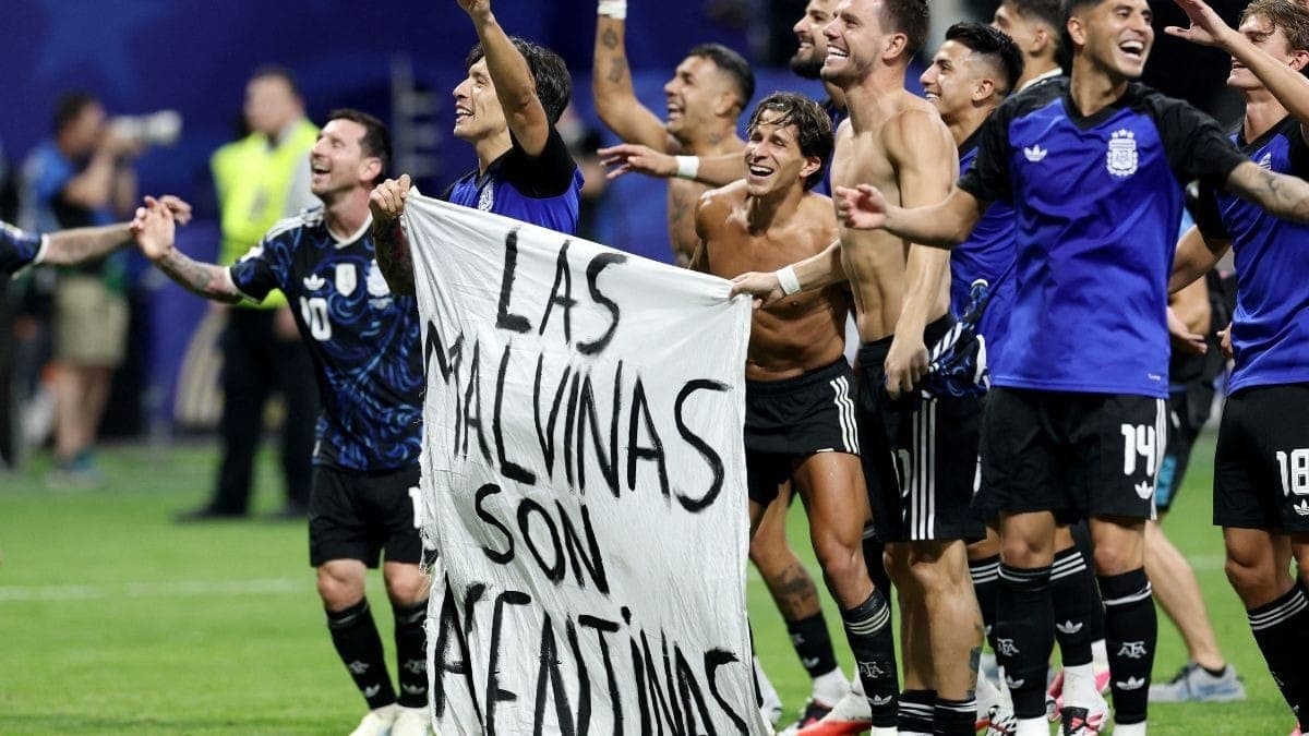 Jogadores da Argentina comemora com bandeira sobre as Malvinas