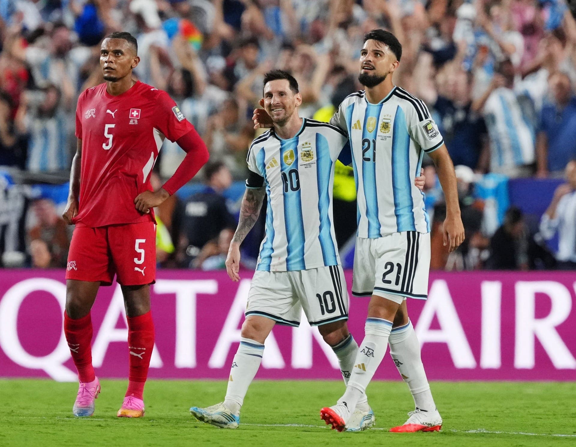 Lionel Messi, da Argentina, comemora após a partida com José Manuel López