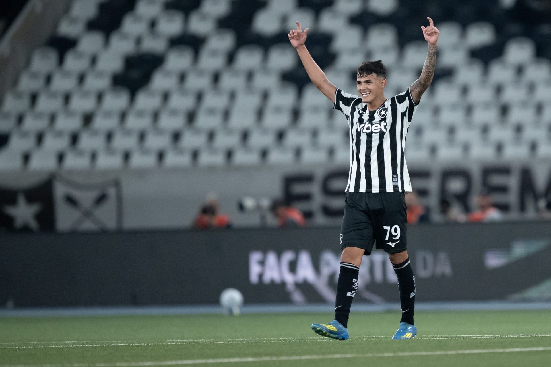 Lucas Emanuel comemora primeiro gol na carreira