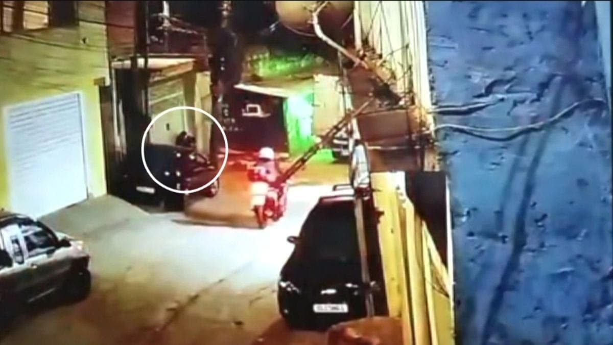 Momento em que o policial é baleado pelo suspeito em SP