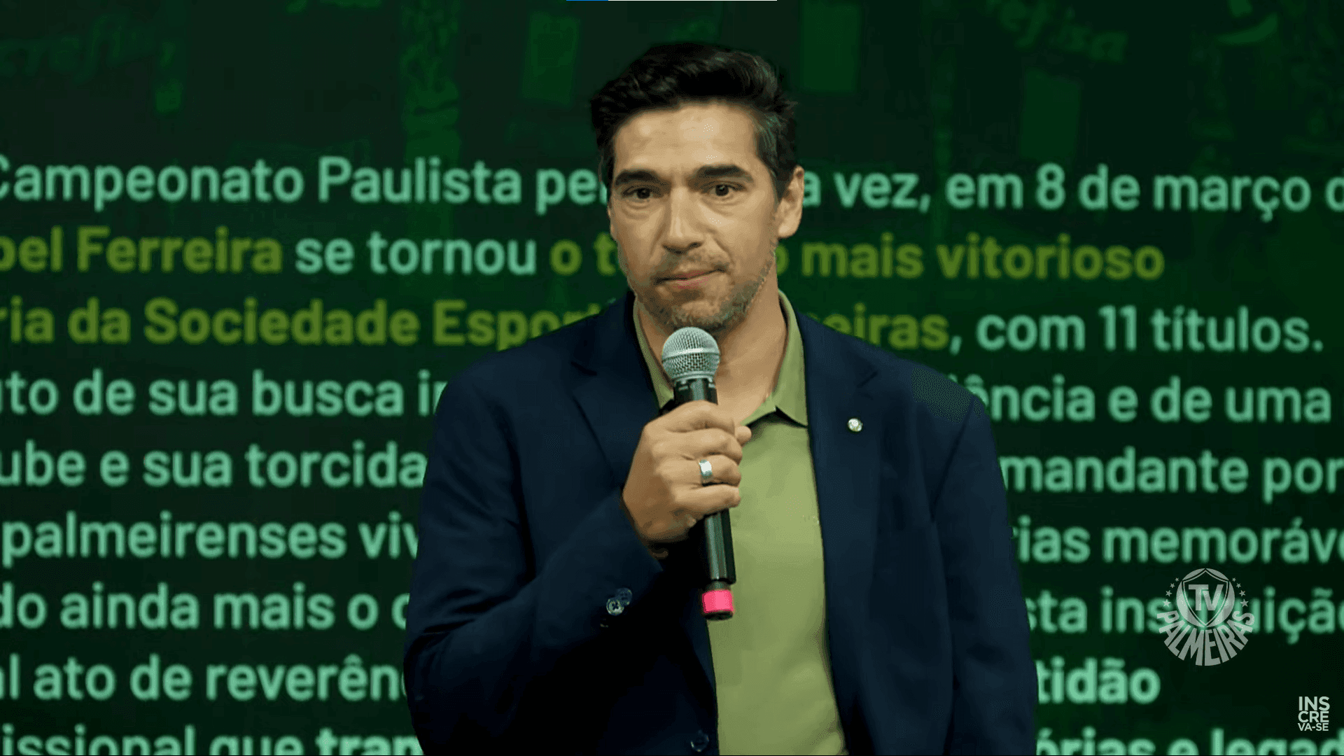 Abel Ferreira durante homenagem recebida pelo Palmeiras