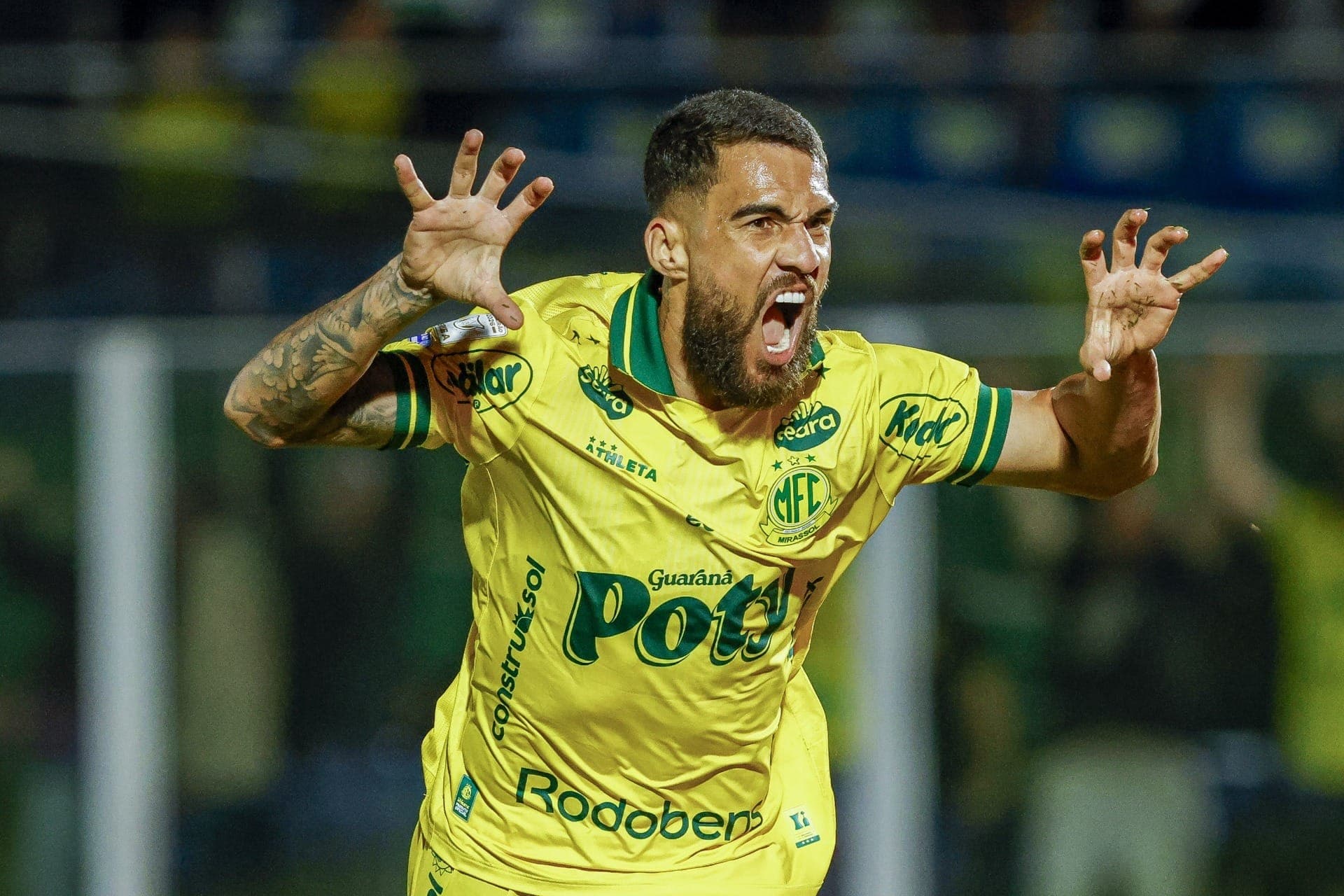 Bruno Santos, do Mirassol, comemora após marcar contra o Grêmio