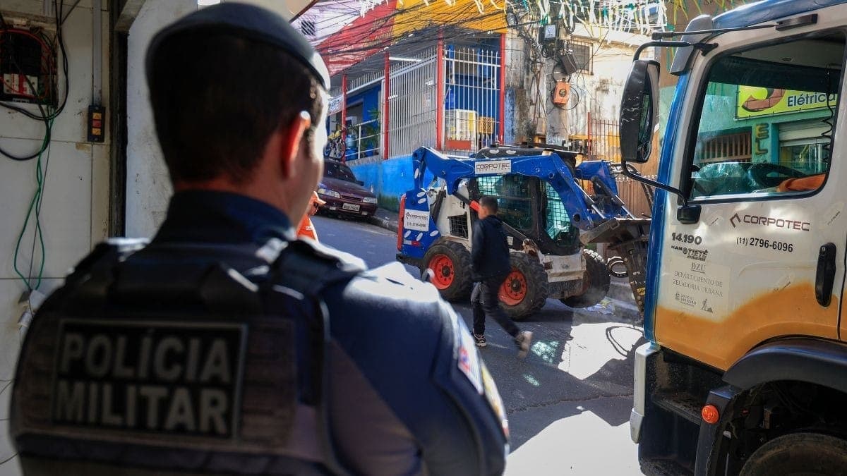Operação para retirar barricadas em Paraisópolis, em SP