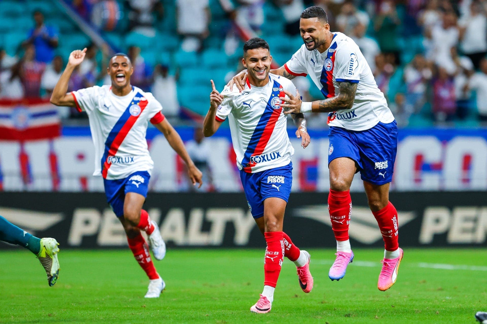 Rodrigo Nestor comemorando o gol contra a Chapecoense