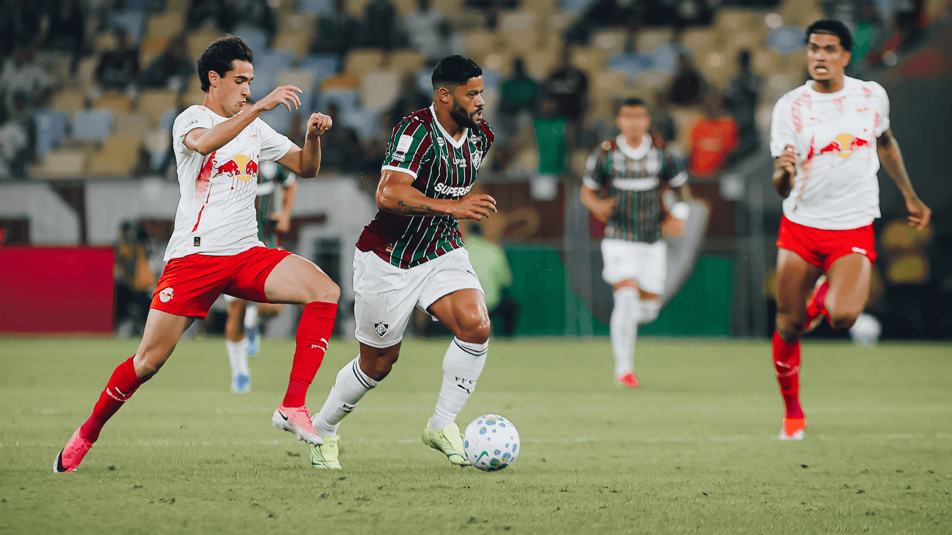 Rodriguinho, do Bragantino, e Hulk, do Fluminense, em ação durante o jogo