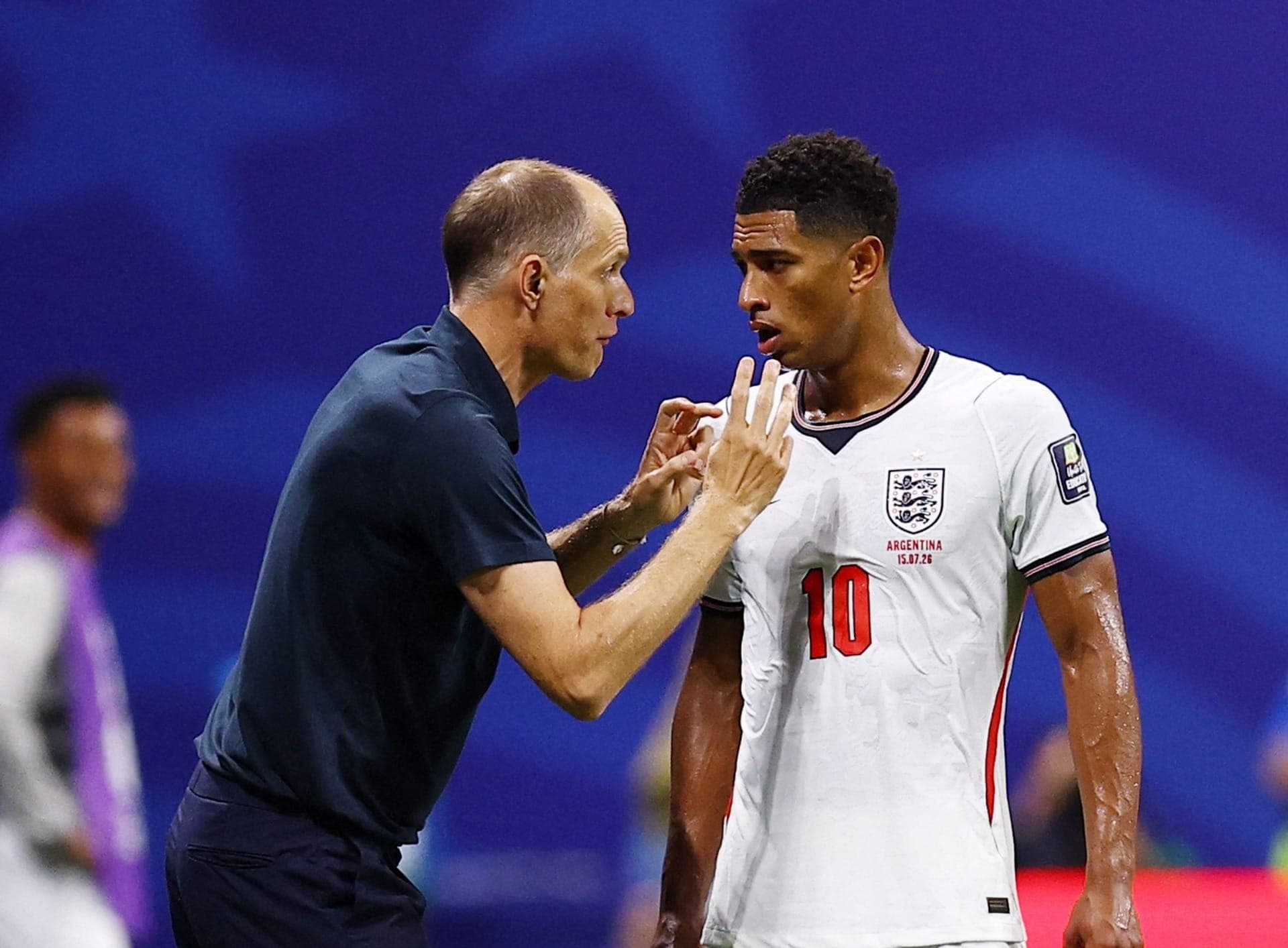 Thomas Tuchel, técnico da Inglaterra, conversa com o meio-campista Bellingham