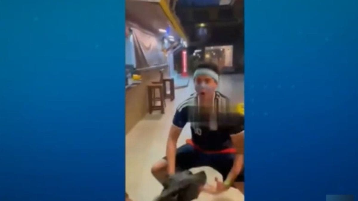Turista imitando macaco para morador da região de Morro de São Paulo, na Bahia