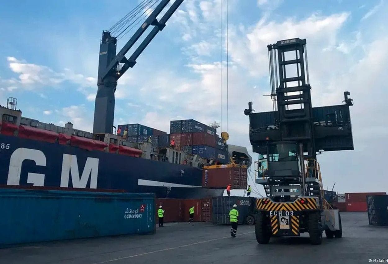 Contêineres são transportados para dentro de um navio no porto de Berbera, na Somália